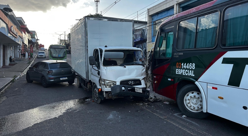 Grave acidente entre ônibus, caminhão e carro deixa motorista preso às ferragens no Alvorada; veja