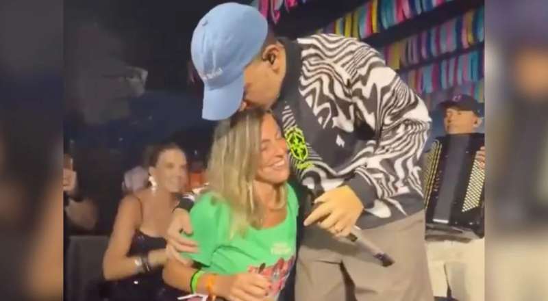 Cantor João Gomes pausa show na Sapucaí para exaltar a cientista Tatiana Sampaio; veja vídeo
