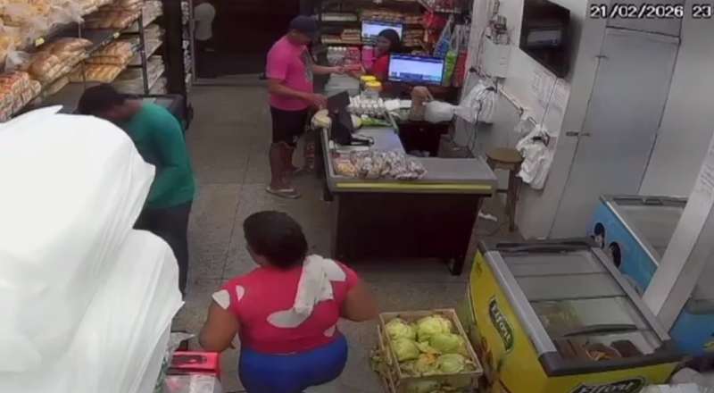 Criminosos rendem até crianças durante assalto a comércio em Manaus; veja vídeos