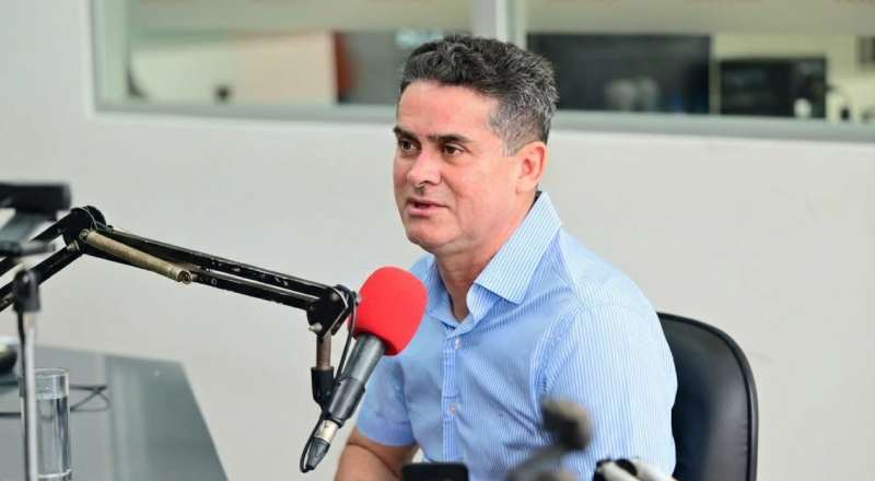 De volta à comunicação: David Almeida deve apresentar programa de rádio após renunciar à Prefeitura de Manaus
