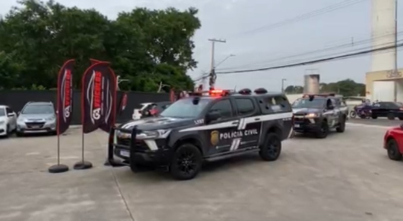 Operação da Polícia Civil apreende 21 carros em condomínio de luxo no Parque Dez