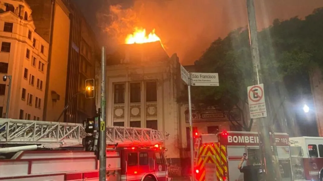 Incêndio de grandes proporções atinge prédio da USP e assusta moradores; veja vídeo