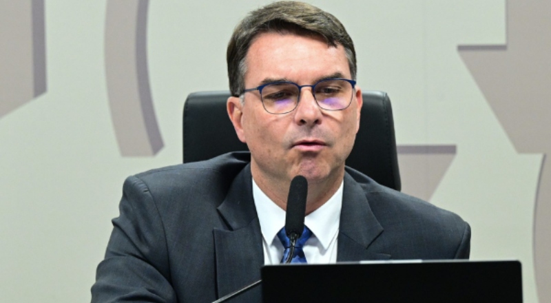 Senador Flávio Bolsonaro assina CPI para investigar Moraes e Toffoli no ‘Caso Master’