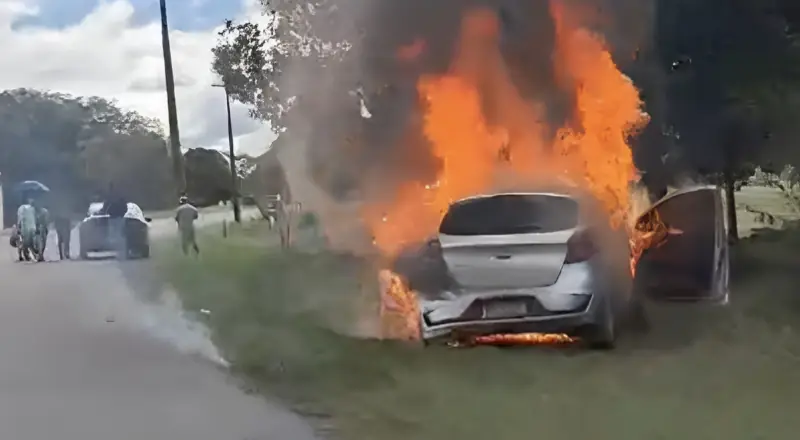 Incêndio toma conta de carro na AM-010 após pane elétrica