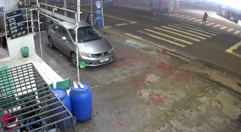 Motorista atropela idosa na faixa de pedestre e foge no Parque 10; veja vídeo