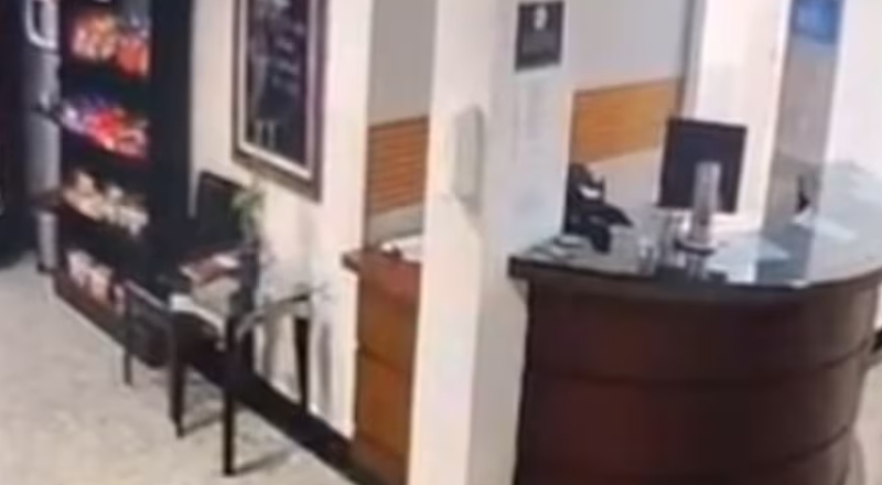 Recepcionista é atacada com socos e chutes após recusar beijo de cliente em hotel; veja vídeo