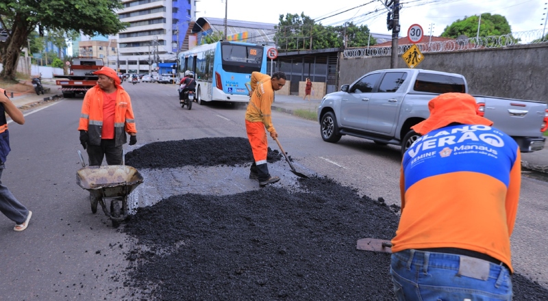 Prefeitura de Manaus recupera asfalto em via de grande fluxo no bairro São Francisco e melhora mobilidade