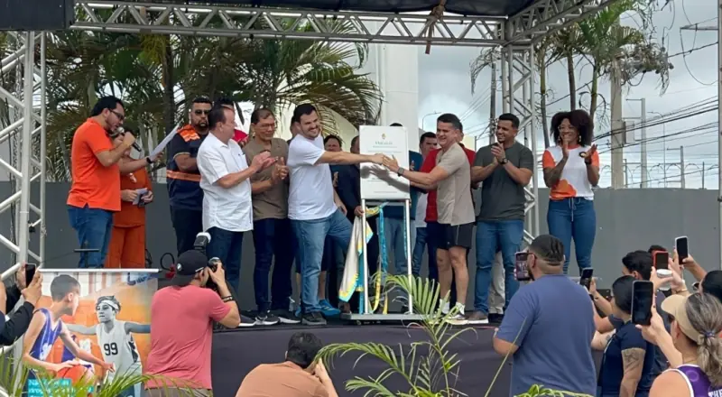 Prefeito David Almeida entrega praça e quadra poliesportiva revitalizadas no conjunto Mundo Novo