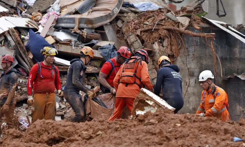 Sobe para 72 o número de mortos nas chuvas em Minas Gerais