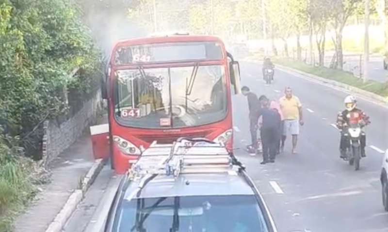 Ônibus da linha 641 é evacuado após princípio de incêndio em Manaus; veja vídeo