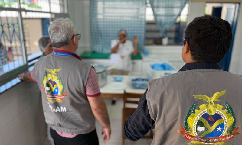 Blitz do TCE-AM fiscaliza merenda escolar em 10 escolas estaduais de Manaus