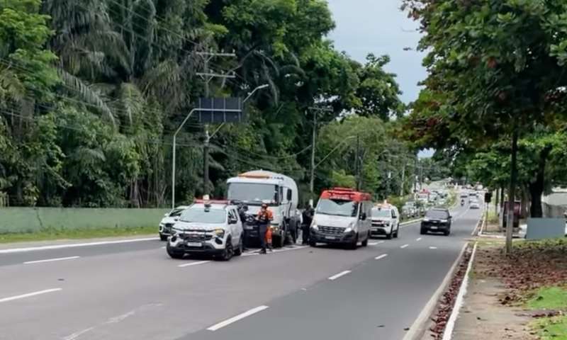 Homem fica gravemente ferido após bater em traseira de caminhão no bairro São Jorge; veja vídeo