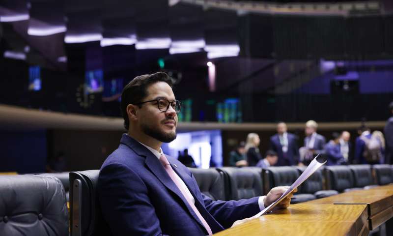 Na Câmara, Adail Filho vota por mais proteção, saúde e direitos para as mulheres amazonenses