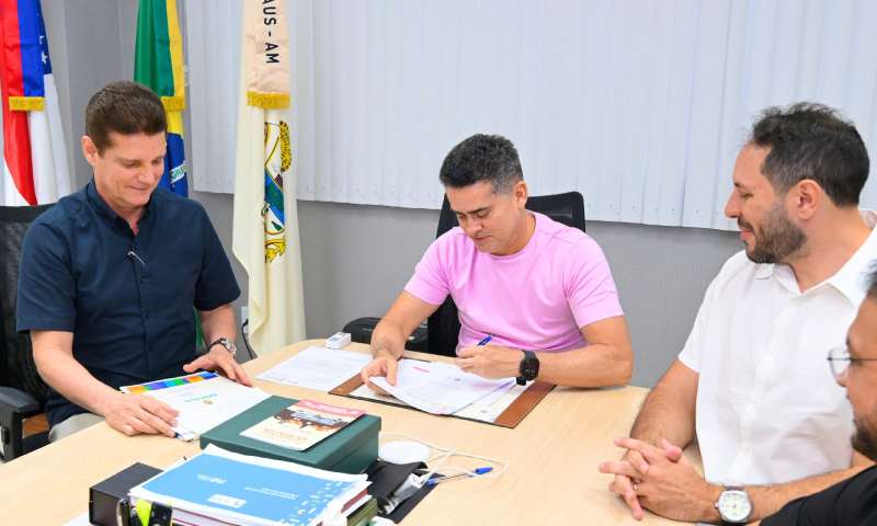 David Almeida assina ato de nomeação de mil aprovados no concurso da Semed