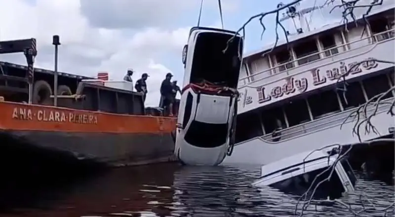 Veja momento em que veículos são retirados do ferryboat Lady Luiza que naufragou no Rio Negro