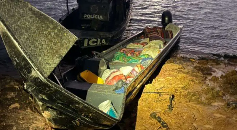 Após acidente de lancha no Rio Negro, três pessoas são presas e mais de 800 kg de drogas são apreendidas