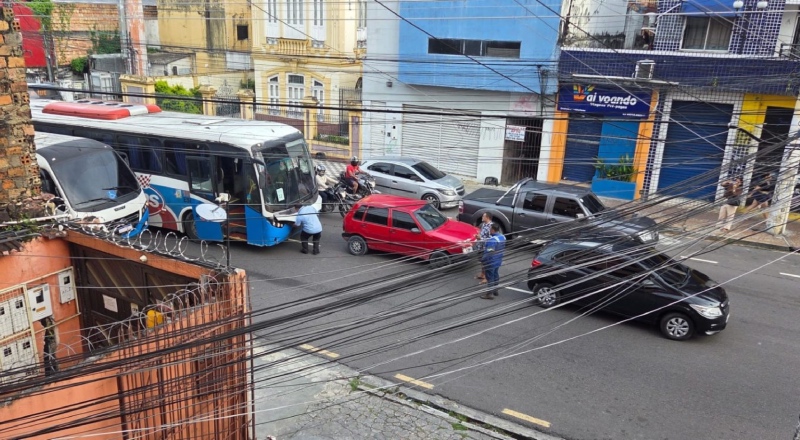 Acidente entre rota do Distrito e carros deixa trânsito parado no Centro de Manaus