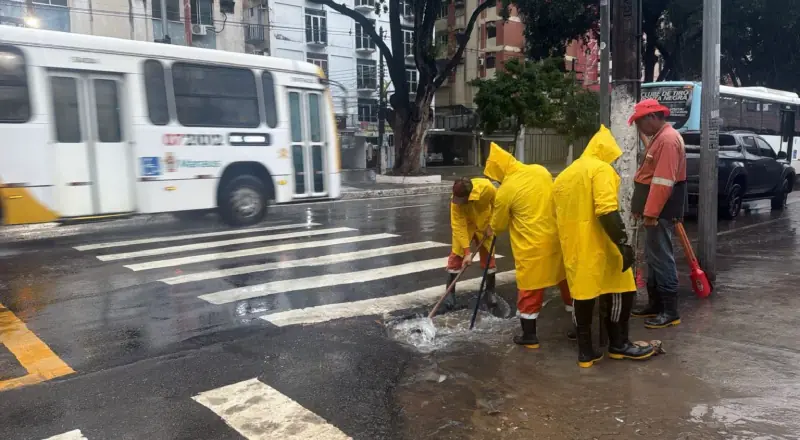 Prefeitura de Manaus intensifica serviços de limpeza e desobstrução de caixas coletoras no Centro