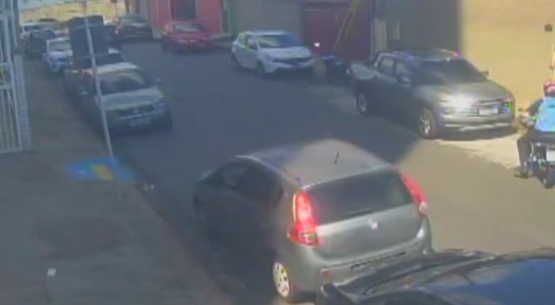 Mãe de família é brutalmente agredida por bandido durante assalto em Manaus; veja vídeo