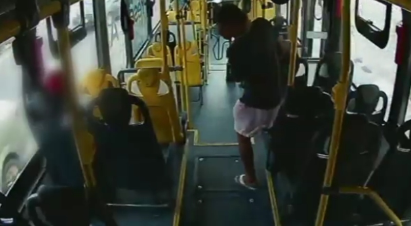 Polícia procura bandido que esfaqueou trabalhadora durante assalto a ônibus em Manaus; veja vídeo