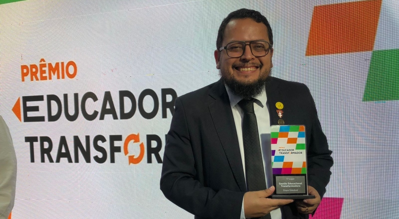Diretor de escola da Prefeitura de Manaus vence etapa estadual do Prêmio Educador Transformador com projeto de escuta e inclusão na EJA
