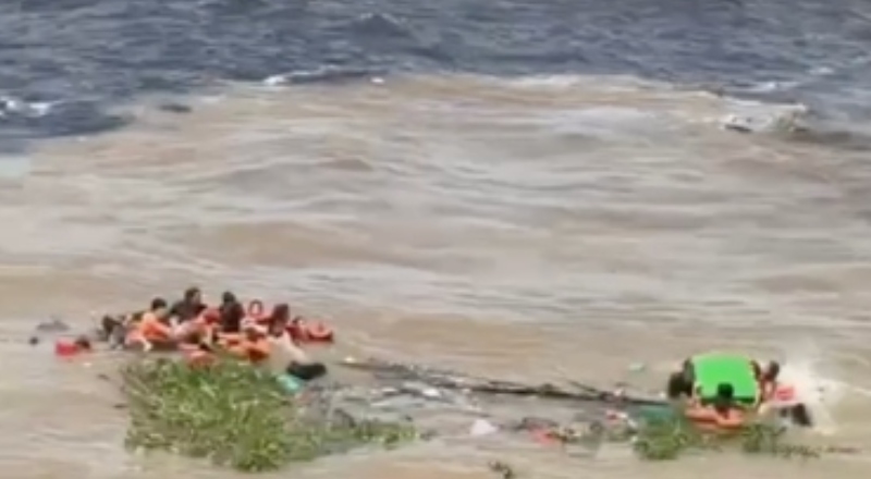 Lancha que naufragou no Encontro das Águas é retirada do fundo do rio