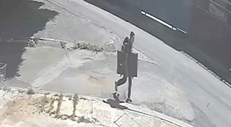 "Lalau" invade casa e sai andando tranquilão levando TV roubada