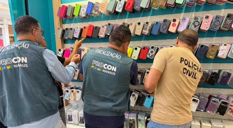 Ação conjunta entre o Procon Manaus e a Decon-AM resulta na apreensão de mais de 950 produtos falsificados em shopping da capital