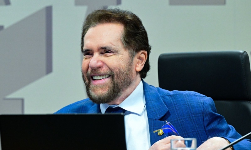 Plínio Valério comemora avanço de projeto de sua autoria que garante espaços para autistas em estádios