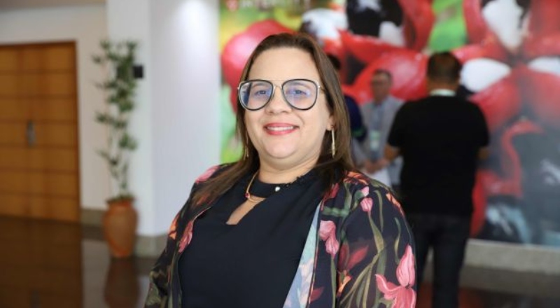 Secretária da SEDUC, Arlete Mendonça, passa por cima de ordem do TCE-AM e assina contrato de R$  R$ 379 milhões mesmo sob proibição