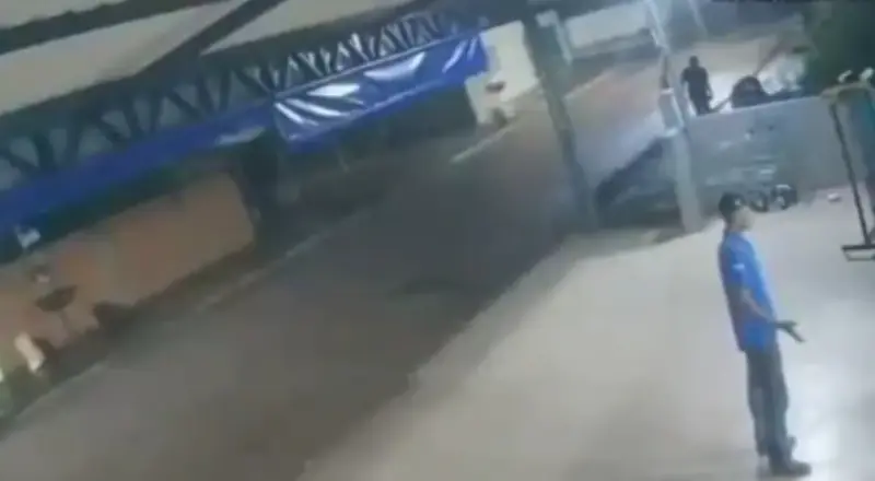 Vídeo mostra momento em que homem é morto com facada no peito durante discussão; veja
