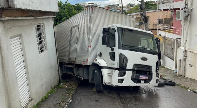Caminhão perde o controle e invade casa no Santo Antônio