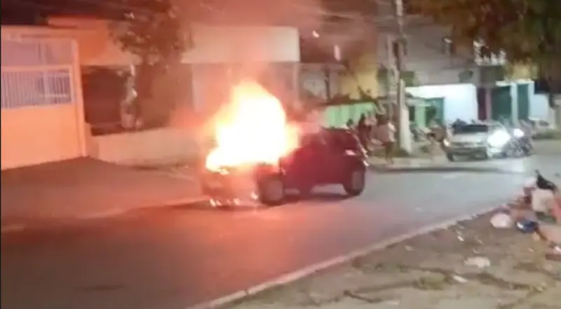 Carro pega fogo após sair da oficina na Avenida São Jorge, em Manaus