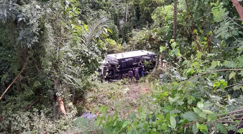 caminhão despenca em barranco na zona Leste de Manauss