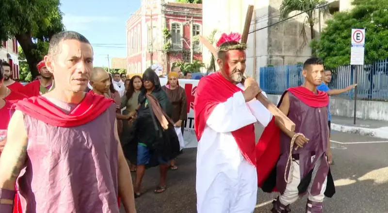 Paixão de Cristo emociona fiéis e destaca inclusão social no Centro de Manaus