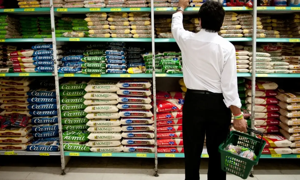 Excesso de chuvas causa aumento no preço do feijão no Brasil inteiro