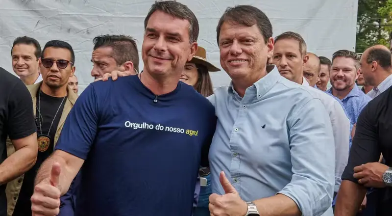 Na Agrishow em SP, Tarcísio chama Flávio Bolsonaro de 'próximo presidente'