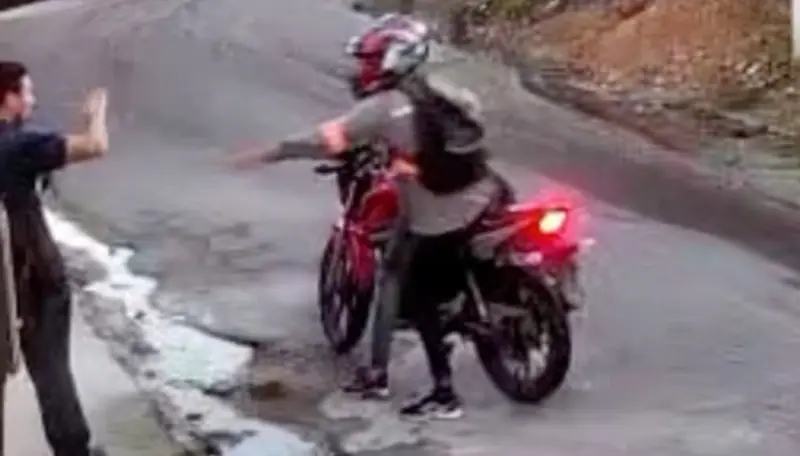 Trabalhadores são alvo de criminosos em motos e têm celulares levados no bairro Canaranas