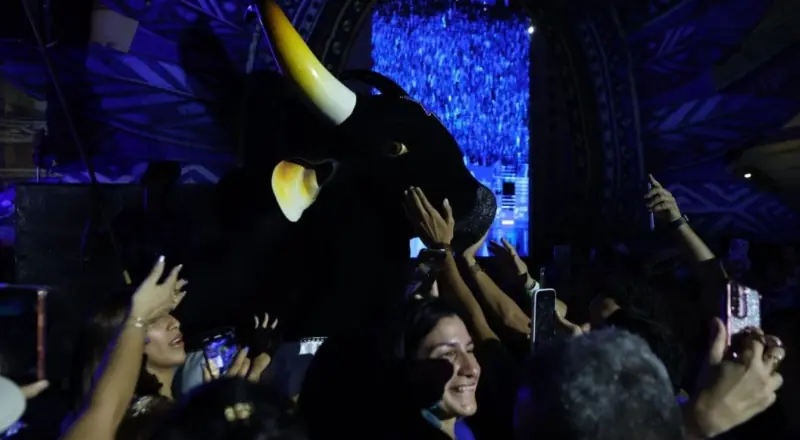 Caprichoso reúne multidão em Sambódromo lotado para lançamento do álbum 'Brinquedo que Canta Seu Chão' em Manaus