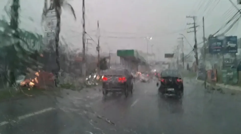 Chuva atinge Manaus e causa transtornos neste sábado