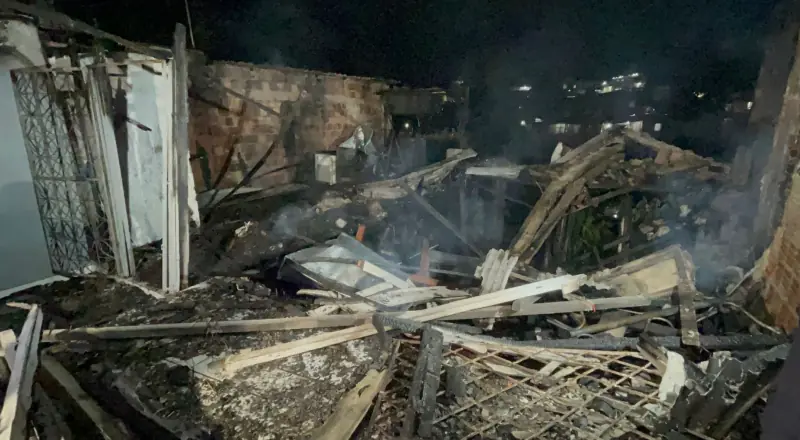 Incêndio de grandes proporções destrói casas na zona Oeste de Manaus