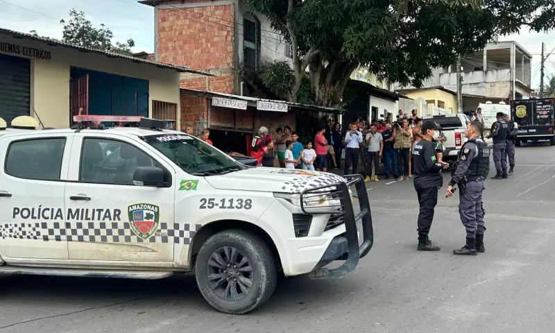 homem tem carro crivado de bala no Jorge Teixeira e agoniza até a morte no meio da rua