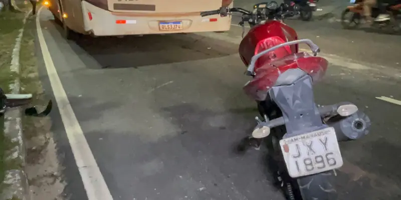 jovem escapa de ser esmagado por ônibus no Coroado