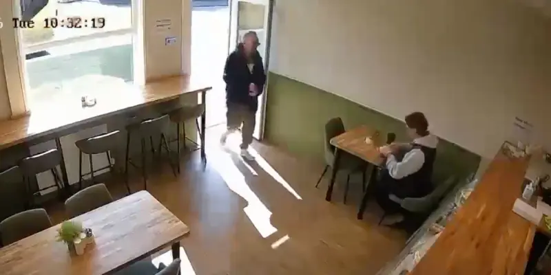 homem entra em cafeteria de esfaqueia desconhecido
