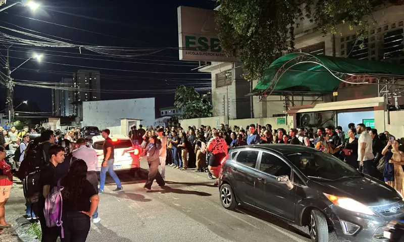 Faculdade ESBAM é alvo de protesto após alunos serem impedidos de entrar por atraso de mensalidade