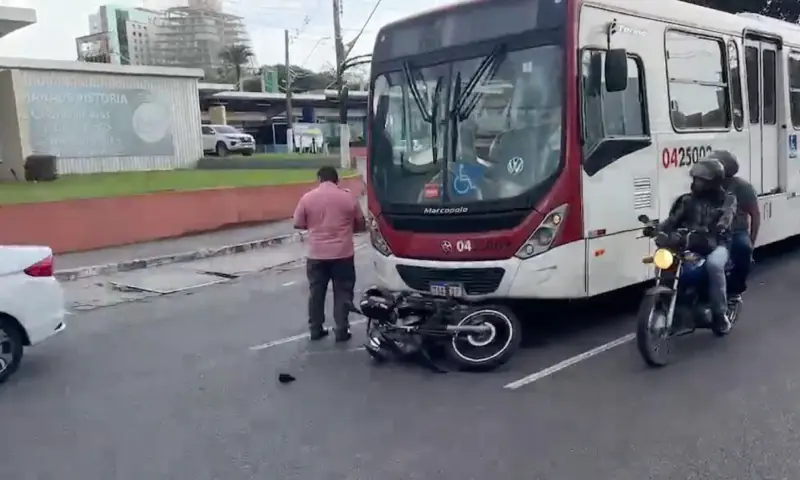 motoqueira escapa de ser esmagada por ônibus na Djalma Batista