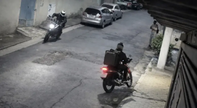Mulher armada 'cancela CPF' de bandidos que usavam motos para assaltar
