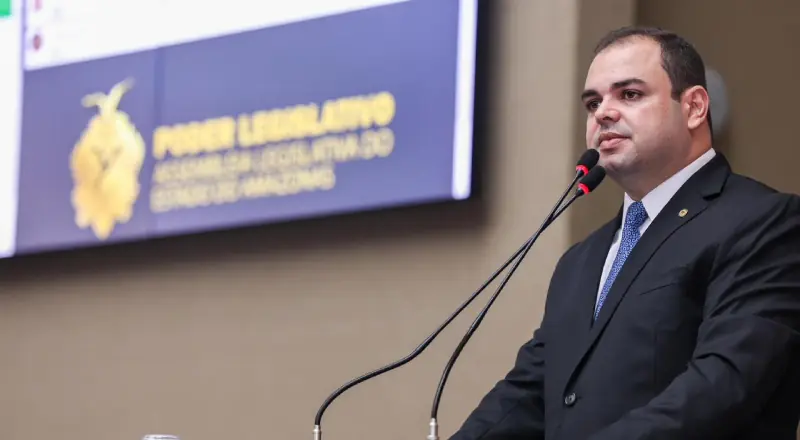 Roberto Cidade abre mão do salário de governador e opta por receber o de deputado