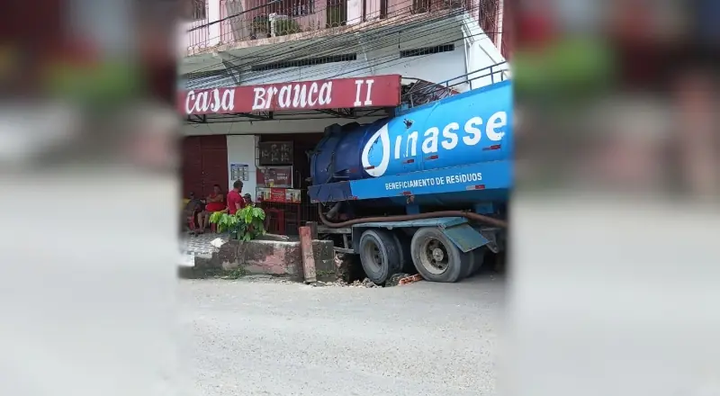 Caminhão de resíduos invade calçada e atinge comércio no Jorge Teixeira