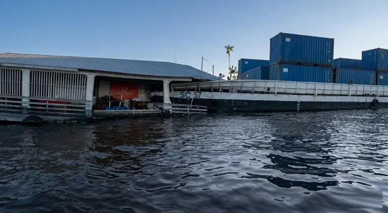 Balsa com contêineres destrói flutuante em comunidade ribeirinha no Amazonas